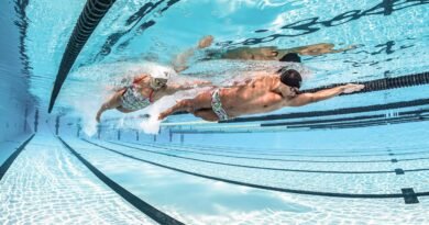 Odkryj, jak ważna jest technika pływania w triathlonie. Poznaj zalety i wady technicznych ćwiczeń oraz nauki przez praktykę.