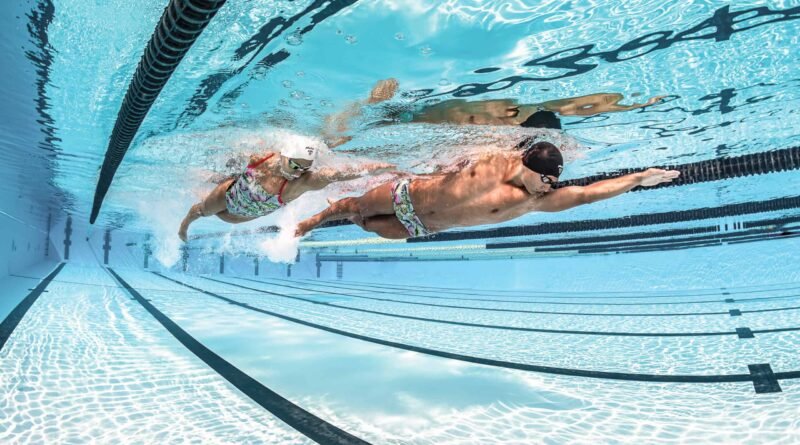 Odkryj, jak ważna jest technika pływania w triathlonie. Poznaj zalety i wady technicznych ćwiczeń oraz nauki przez praktykę.