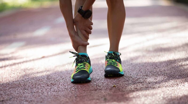 Staw skokowy odgrywa kluczową rolę w każdej dyscyplinie triathlonu. Jako jeden z najbardziej obciążonych stawów, jego zdrowie i sprawność mają bezpośredni wpływ na wydolność sportowca. W kontekście biegania, jazdy na rowerze i pływania, prawidłowe funkcjonowanie stawu skokowego jest niezbędne do efektywnego wykonywania ruchów. W tym artykule omówimy, jak poprawa ruchomości stawu skokowego może pomóc w zmniejszeniu ryzyka kontuzji oraz poprawić ogólne wyniki w triathlonie. ## Rola stawu skokowego w triathlonie ### Absorpcja sił podczas biegania Podczas biegu staw skokowy absorbuje siły uderzeniowe, co wpływa na całą mechanikę ruchu. Ograniczona ruchomość może prowadzić do kompensacji w innych stawach, zwiększając ryzyko kontuzji, takich jak zapalenie ścięgien czy bóle stawów. ### Przenoszenie mocy na rowerze W trakcie jazdy na rowerze staw skokowy odgrywa kluczową rolę w przenoszeniu mocy na pedały. Sprawny staw skokowy umożliwia optymalne ustawienie stopy na pedale, minimalizując straty energii i zwiększając efektywność jazdy. ### Poprawa techniki pływania Podczas pływania elastyczność stawu skokowego jest istotna dla utrzymania prawidłowej pozycji stopy, co wpływa na efektywność pracy nóg i zmniejsza opór w wodzie. ## Problemy związane z ograniczoną ruchomością ### Przyczyny ograniczonej ruchomości Częste urazy, siedzący tryb życia oraz brak odpowiednich ćwiczeń mogą prowadzić do sztywności stawu skokowego. W rezultacie sportowcy mogą doświadczać bólu lub dyskomfortu zarówno podczas treningu, jak i w codziennym życiu. ### Skutki dla wydolności Ograniczona ruchomość stawu skokowego może prowadzić do niewłaściwej techniki biegu, co negatywnie wpływa na ogólną wydolność sportowca. Długotrwałe problemy mogą skutkować kontuzjami, które wymuszają przerwy w treningu. ## Ćwiczenia na poprawę ruchomości i stabilności ### Rozciąganie i mobilizacja Regularne ćwiczenia rozciągające, takie jak dynamiczne rozciąganie łydek i stóp, są kluczowe dla poprawy ruchomości. Wykorzystanie piłek do masażu czy wałków może pomóc w rozluźnieniu napiętych mięśni. ### Wzmacnianie mięśni stabilizujących Ćwiczenia takie jak podnoszenie pięt, balansowanie na jednej nodze czy trening z gumami oporowymi skutecznie budują siłę i stabilność stawu skokowego. ### Integracja w treningu Wprowadzenie ćwiczeń mobilizacyjnych do rutyny treningowej jest kluczowe. Pozwala to nie tylko na poprawę wydolności, ale także na zmniejszenie ryzyka kontuzji. Przykładowe ćwiczenia można wykonywać na początku lub końcu treningu. ## Podsumowanie Staw skokowy jest fundamentem wielu ruchów w triathlonie, a jego zdrowie ma kluczowe znaczenie dla osiągania lepszych wyników. Poprawa ruchomości stawu skokowego nie tylko zwiększa wydolność, ale również zmniejsza ryzyko kontuzji. Regularne ćwiczenia rozciągające i wzmacniające powinny stać się integralną częścią treningu każdego triathlonisty. Dzięki odpowiednim działaniom możemy cieszyć się lepszymi wynikami i unikać nieprzyjemnych urazów.