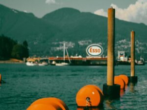 Pomarańczowe bojki asekuracyjne na powierzchni wody — open water 2026