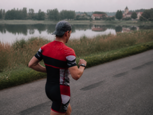 Apple watchOS 27 dla triathlonisty — zegarek sportowy na nadgarstku biegacza, polski krajobraz