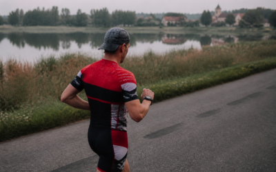 Apple watchOS 27 dla triathlonisty — zegarek sportowy na nadgarstku biegacza, polski krajobraz