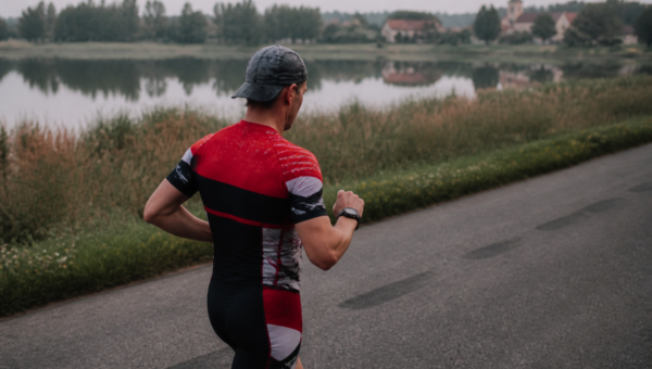 Apple watchOS 27 dla triathlonisty — zegarek sportowy na nadgarstku biegacza, polski krajobraz
