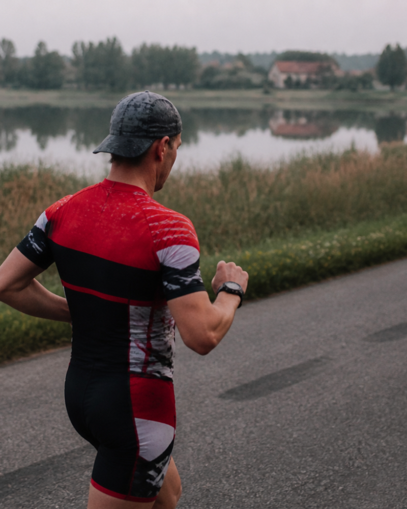 Apple watchOS 27 dla triathlonisty — zegarek sportowy na nadgarstku biegacza, polski krajobraz