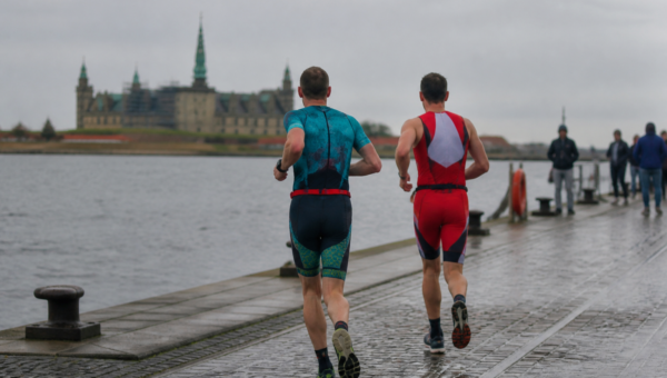 IRONMAN 70.3 Elsinore 2026 — bieg nad cieśniną Sund, ilustracja AI