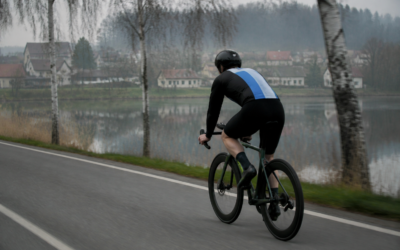 Triathlonista na kołach aero nad mazurskim jeziorem