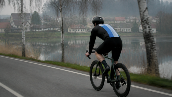 Triathlonista na kołach aero nad mazurskim jeziorem