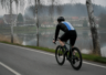 Triathlonista na kołach aero nad mazurskim jeziorem