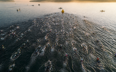 Masowy start plywacki w triathlonie - walka o sloty kwalifikacyjne na Kona 2026