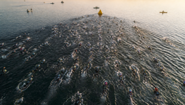 Masowy start plywacki w triathlonie - walka o sloty kwalifikacyjne na Kona 2026