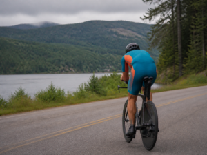IRONMAN 70.3 Mont-Tremblant 2026 — triathlonista na rowerze nad jeziorem (ilustracja AI)