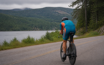 IRONMAN 70.3 Mont-Tremblant 2026 — triathlonista na rowerze nad jeziorem (ilustracja AI)