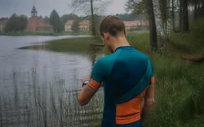 Suunto Race S – zegarek triathlonowy z ekranem AMOLED, triathlonista nad mazurskim jeziorem