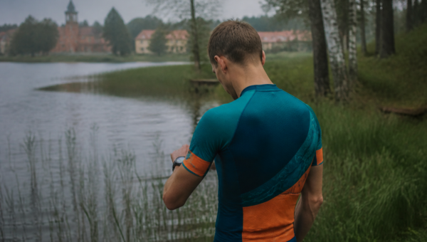 Suunto Race S – zegarek triathlonowy z ekranem AMOLED, triathlonista nad mazurskim jeziorem