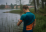 Suunto Race S – zegarek triathlonowy z ekranem AMOLED, triathlonista nad mazurskim jeziorem