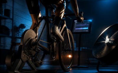 Rower na trenażerze w pain cave — trening interwałowy ERG