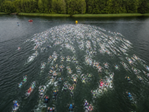 Start w wodzie głębokiej — masowy start w triathlonie (ilustracja AI)