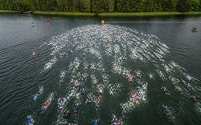 Start w wodzie głębokiej — masowy start w triathlonie (ilustracja AI)