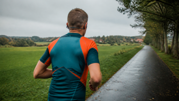 Shokz OpenRun Pro 2: Słuchawki z przewodnictwem kostnym, które słyszą za Ciebie ruch uliczny