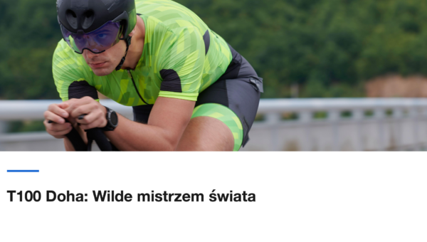 Zawodnik w pozycji aerodynamicznej sprawdza zegarek na kierownicy