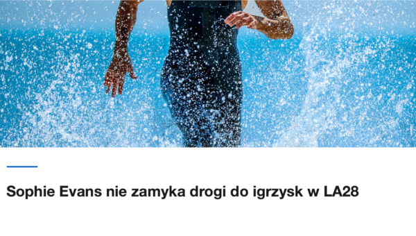 Triathlonistka wybiega z wody w stroju startowym