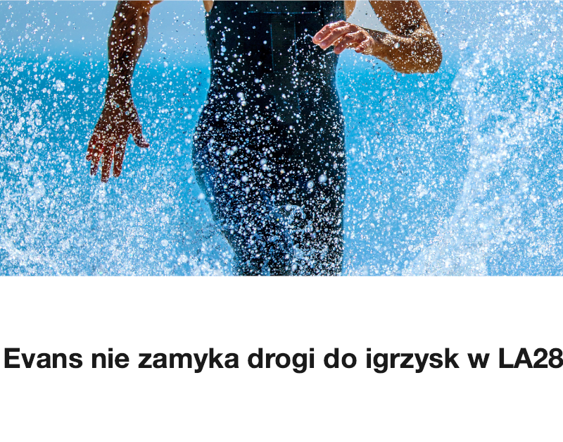 Triathlonistka wybiega z wody w stroju startowym