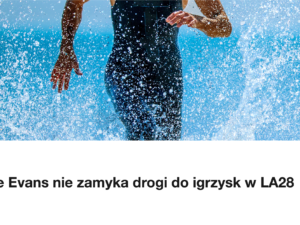 Triathlonistka wybiega z wody w stroju startowym