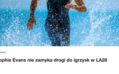 Triathlonistka wybiega z wody w stroju startowym