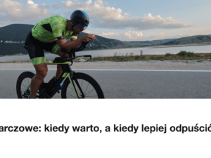 Triathlonista na rowerze czasowym z tarczowym kolem tylnym