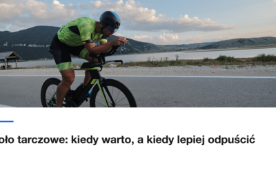 Triathlonista na rowerze czasowym z tarczowym kolem tylnym