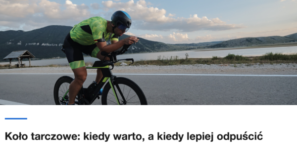 Triathlonista na rowerze czasowym z tarczowym kolem tylnym
