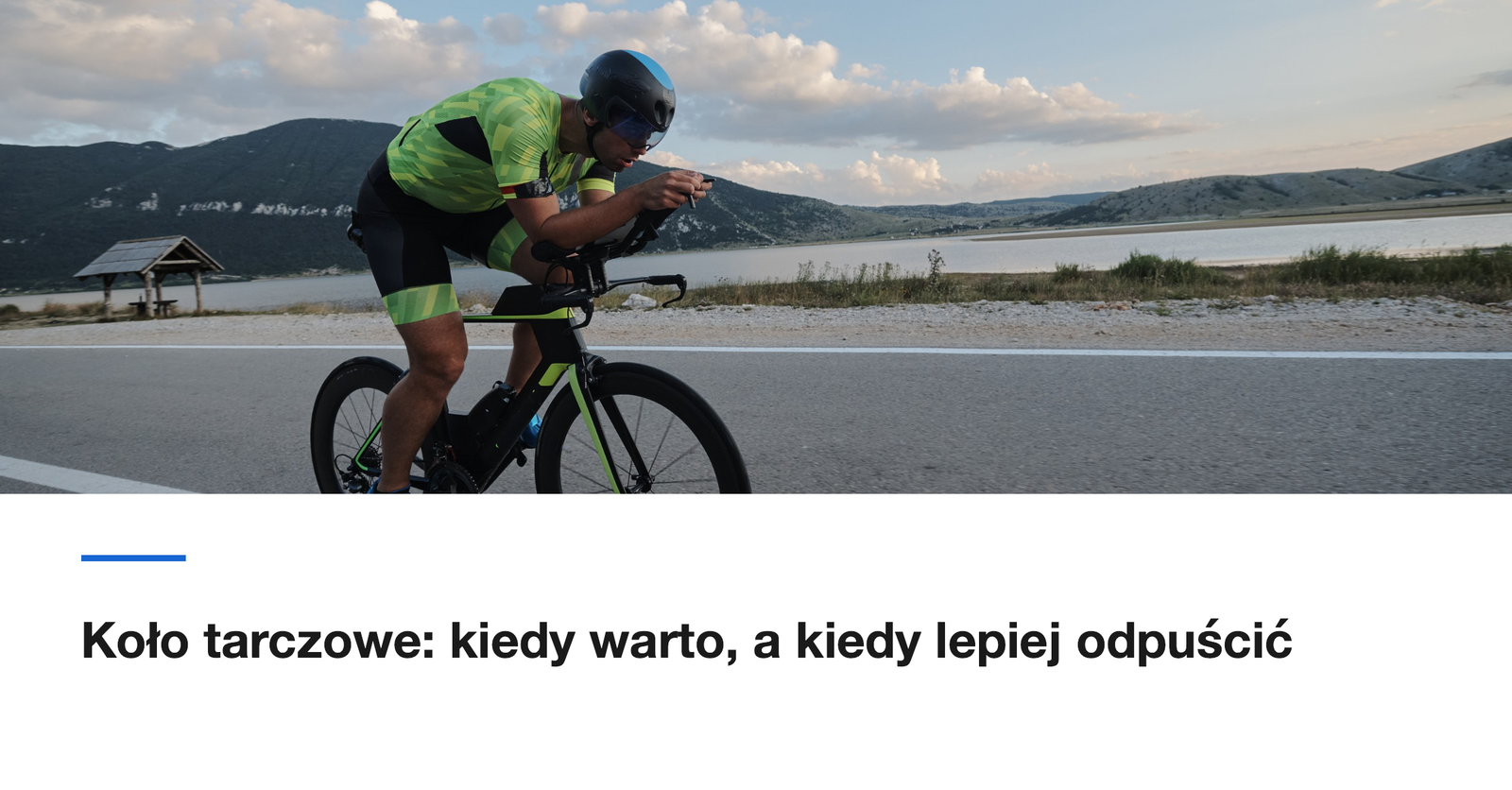 Triathlonista na rowerze czasowym z tarczowym kolem tylnym