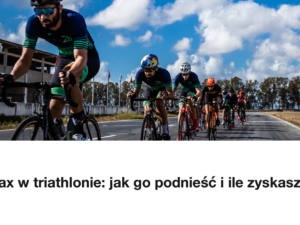Grupa kolarzy na szosie pod chmurami
