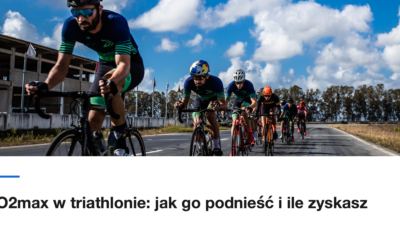 Grupa kolarzy na szosie pod chmurami