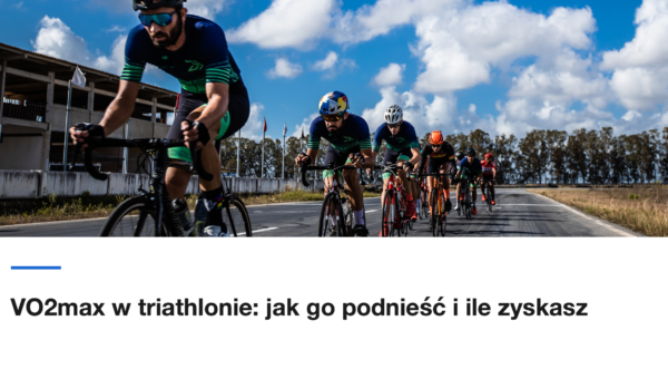Grupa kolarzy na szosie pod chmurami