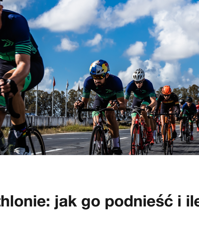 Grupa kolarzy na szosie pod chmurami