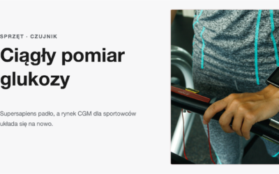 Dlon z zegarkiem sportowym na sprzecie cardio