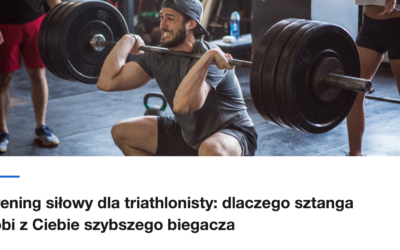 Mezczyzna wykonuje przysiad ze sztanga na silowni