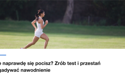 Biegaczka na trawiastym terenie w sloneczny dzien