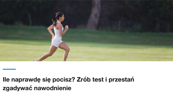 Biegaczka na trawiastym terenie w sloneczny dzien