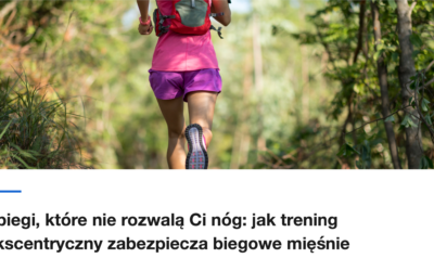 Biegaczka na lesnej sciezce widziana od tylu