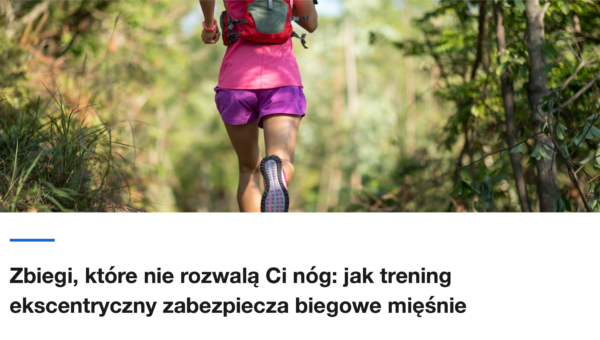 Biegaczka na lesnej sciezce widziana od tylu