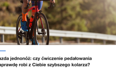 Zblizenie na korbe i noge kolarza na szosie