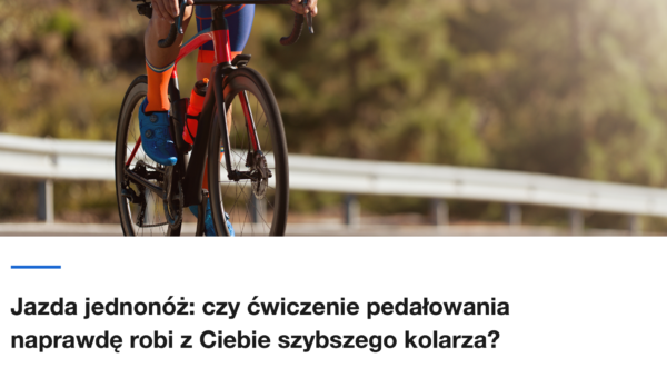 Zblizenie na korbe i noge kolarza na szosie