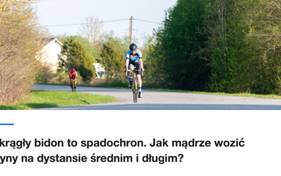 Kolarze na wiejskiej szosie wsrod zieleni