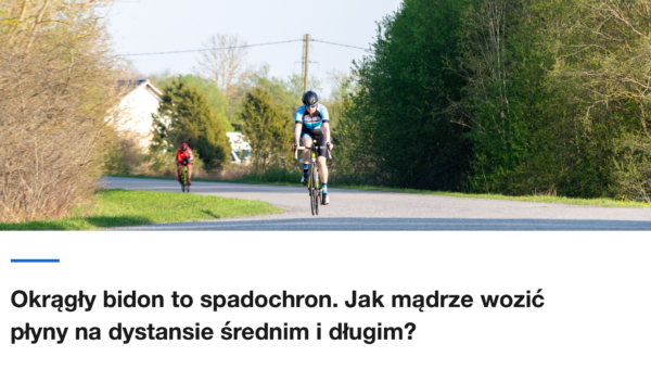 Kolarze na wiejskiej szosie wsrod zieleni
