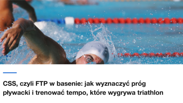 Plywak w czepku podczas kraula na basenie