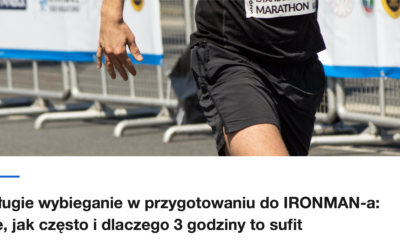 Biegacz z numerem startowym na trasie maratonu