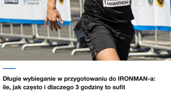 Biegacz z numerem startowym na trasie maratonu