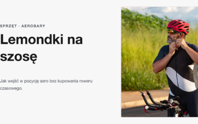 Triathlonista zapina kask przy rowerze czasowym